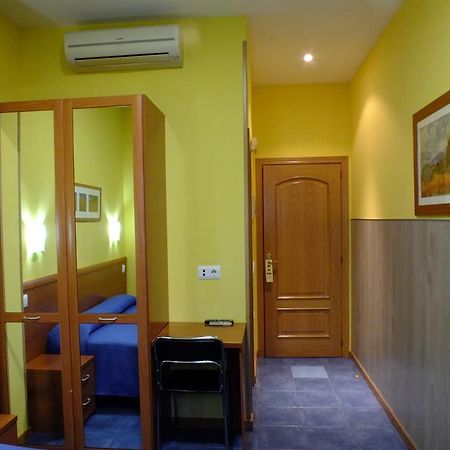Hostal Los Claveles Torrejón de Ardoz Exterior foto