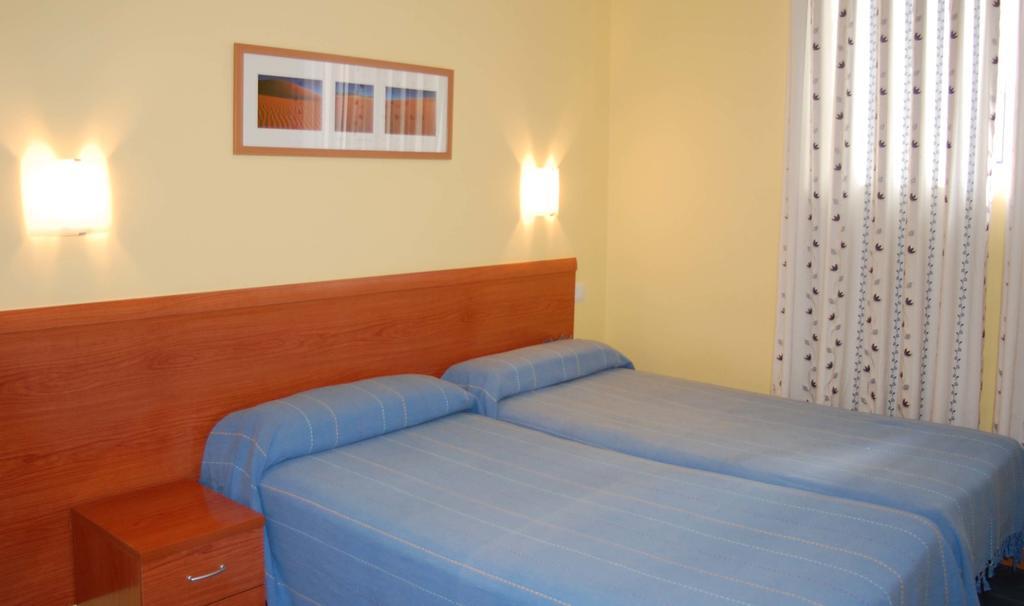 Hostal Los Claveles Torrejón de Ardoz Exterior foto