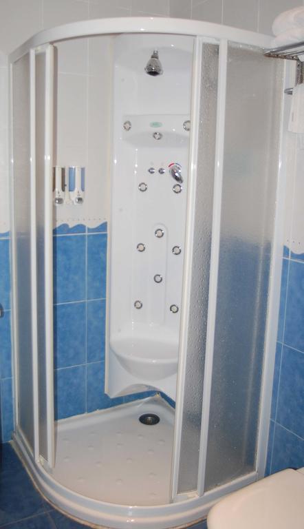 Hostal Los Claveles Torrejón de Ardoz Exterior foto