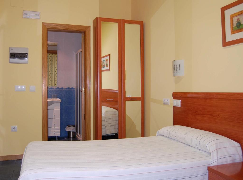 Hostal Los Claveles Torrejón de Ardoz Exterior foto