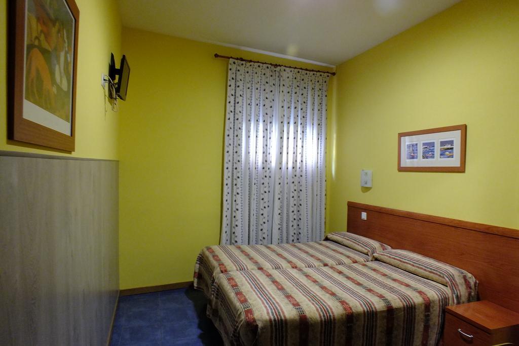 Hostal Los Claveles Torrejón de Ardoz Exterior foto