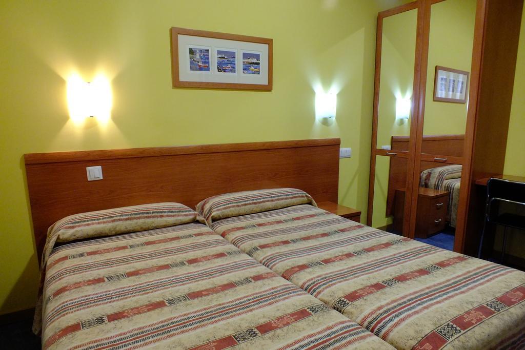 Hostal Los Claveles Torrejón de Ardoz Exterior foto