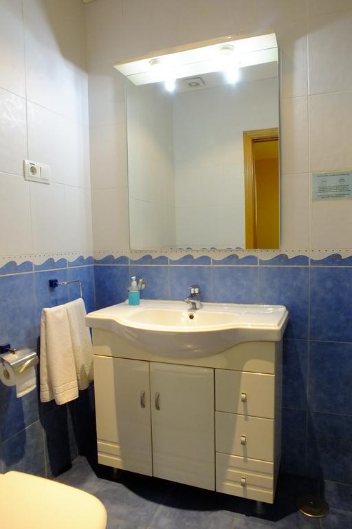 Hostal Los Claveles Torrejón de Ardoz Exterior foto