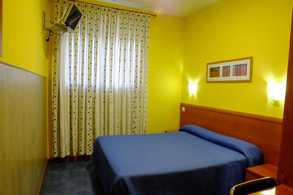 Hostal Los Claveles Torrejón de Ardoz Exterior foto