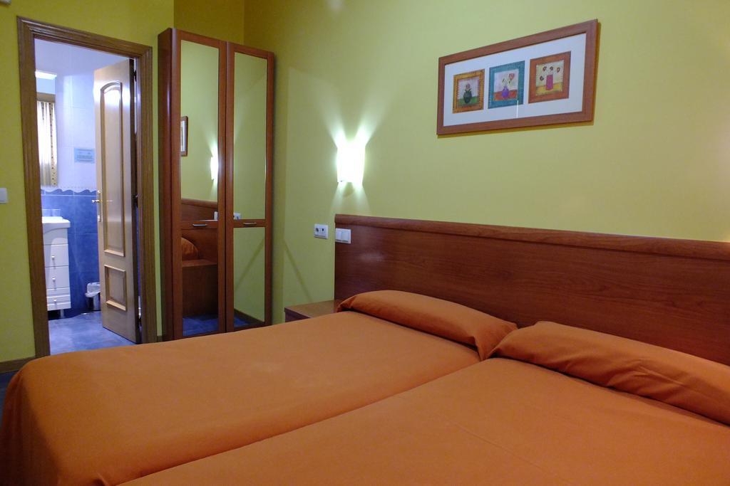 Hostal Los Claveles Torrejón de Ardoz Exterior foto