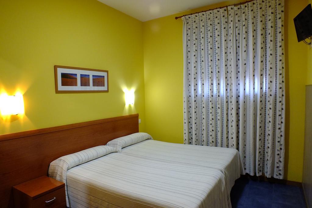 Hostal Los Claveles Torrejón de Ardoz Exterior foto