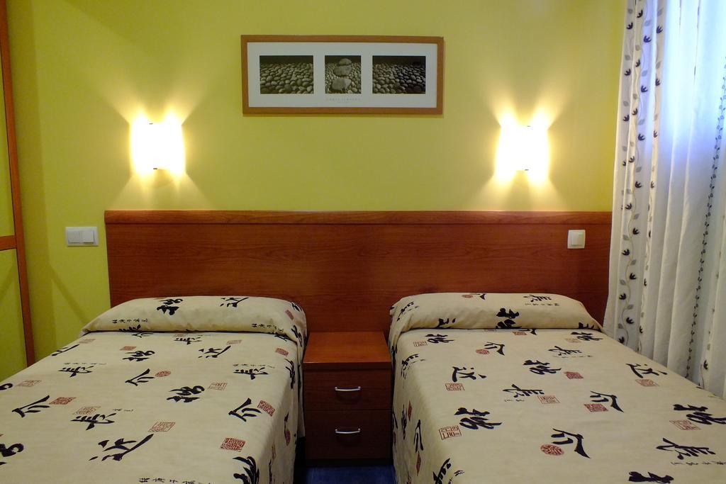 Hostal Los Claveles Torrejón de Ardoz Exterior foto