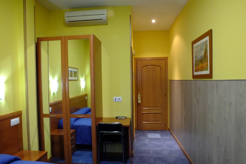 Hostal Los Claveles Torrejón de Ardoz Exterior foto